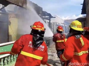 Kebakaran Hanguskan Rumah hingga Sekolah di Padang