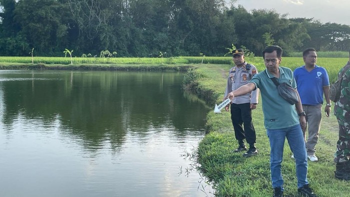 Petugas kepolisian menunjukkan lokasi kejadian korban tenggelam di Embung Nglaroh, Kecamatan Jepon, Blora, Jumat (6/2/2026).