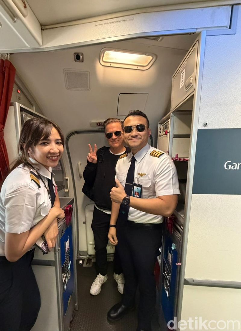 Pilot Garuda viral selfie dengan Bryan Adams