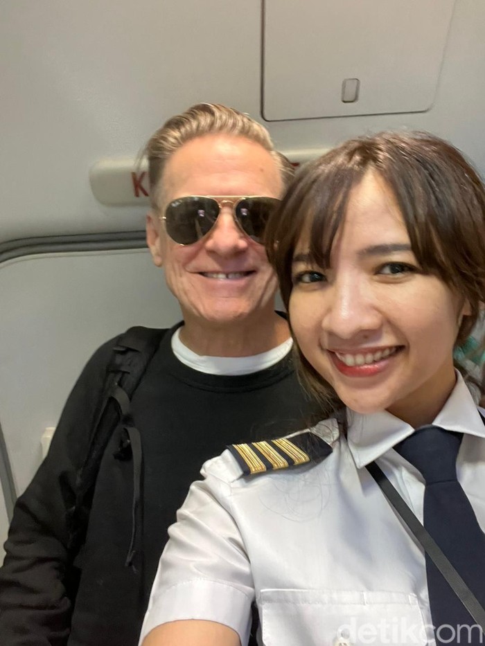 Cerita Pilot Wanita Garuda Terbangkan Bryan Adams dan Diundang ke Konsernya