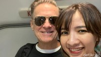 Cerita Pilot Wanita Garuda Terbangkan Bryan Adams dan Diundang ke Konsernya