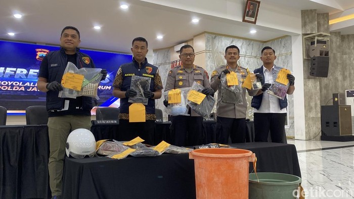Rilis pers kasus perampokan sadis Karanggede, Boyolali, di Polda Jawa Tengah, Kecamatan Semarang Selatan, Kota Semarang, Jumat (6/2/2026).
