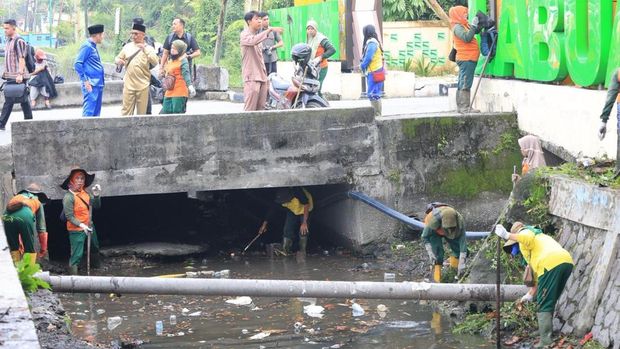 Polda Riau dan Pemkot Pekanbaru corve bersihkan taman hingga selokan, Jumat (6/2/2026).