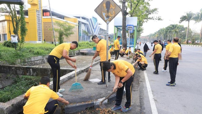 Wujudkan Pekanbaru Asri, Polda Riau-Pemkot Corve Bersihkan Taman hingga Kali