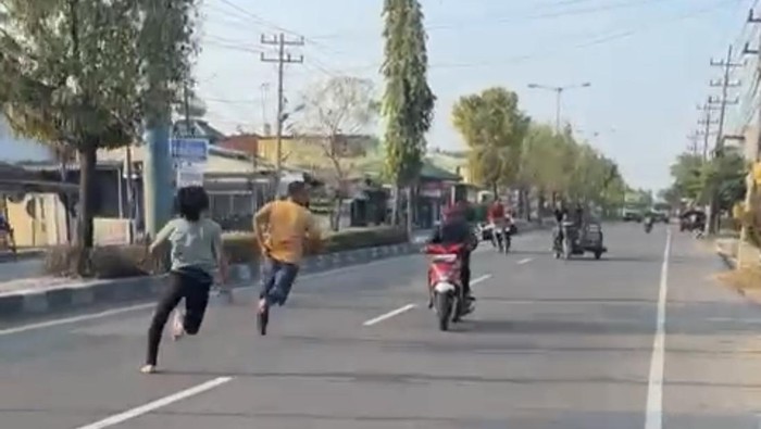 Polisi terlibat aksi kejar-kejaran dengan seorang bandar sabu yang coba kabur di Jalan Lintas Tebing Tinggi, Sumut. (dok. Ditresnarkoba Polda Sumut)