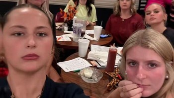 Gaya selfie ala Ibu-ibu Facebook di meja makan: kamera terlalu dekat, angle seadanya, tapi justru terasa jujur dan apa adanya. Foto: Boredpanda