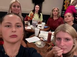 Kocak Tapi Viral: Tren Pose Ibu-ibu Facebook Bikin Gen Z Ikutan