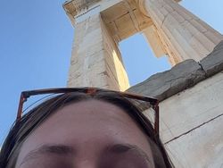 Kocak Tapi Viral: Tren Pose Ibu-ibu Facebook Bikin Gen Z Ikutan