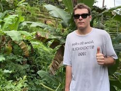 Kocak Tapi Viral: Tren Pose Ibu-ibu Facebook Bikin Gen Z Ikutan