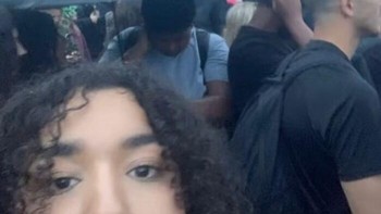 Selfie di tengah keramaian: wajah memenuhi frame, latar belakang terpotong, khas gaya Ibu-ibu Facebook. Foto: Boredpanda