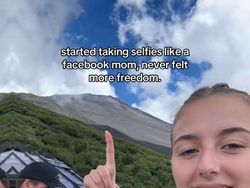 Kocak Tapi Viral: Tren Pose Ibu-ibu Facebook Bikin Gen Z Ikutan