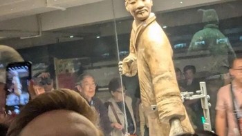 Selfie di museum dengan framing acak: objek penting justru terpotong, ciri klasik Ibu-ibu Facebook. Foto: Boredpanda