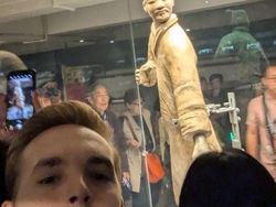 Kocak Tapi Viral: Tren Pose Ibu-ibu Facebook Bikin Gen Z Ikutan