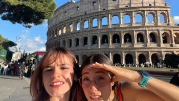 Selfie di depan Colosseum ala Ibu-ibu Facebook: objek ikonik ada, tapi framing seadanya dan ekspresi polos jadi ciri utama. Foto: Boredpanda