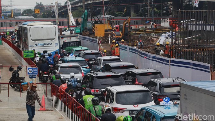 Kemacetan mengular di Jalan Latumenten, Jakarta Barat, Jumat (6/2/2026). Penyempitan lajur akibat proyek flyover memperlambat arus kendaraan.