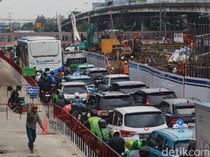 Potret Kemacetan Panjang Imbas Proyek Flyover Latumenten Jakbar