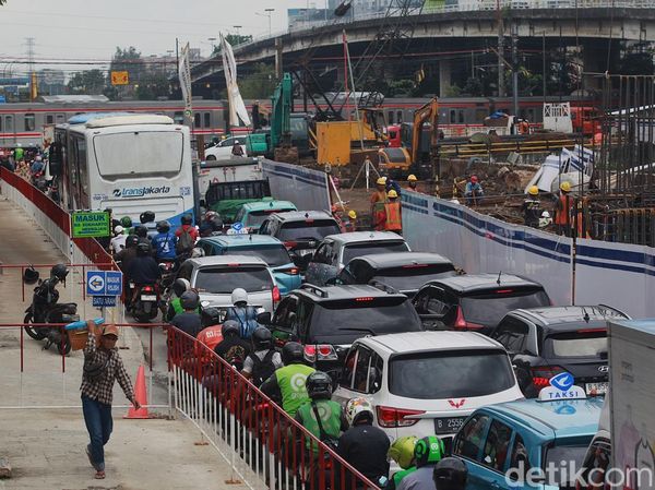 Potret Kemacetan Panjang Imbas Proyek Flyover Latumenten Jakbar
