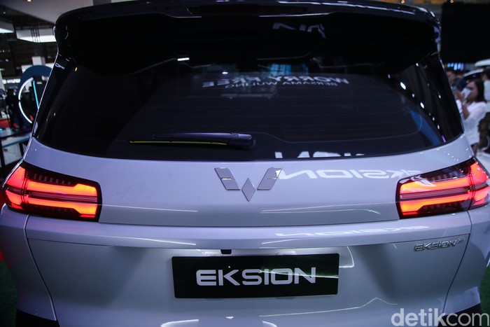 Satu lagi produk ramah lingkungan Wuling untuk masyarakat Indonesia. Kali ini berupa SUV keluarga berkapasitas 7-seater bernama Eksion yang dikenalkan perdana di ajang Indonesia International Motor Show (IIMS) 2026. Eksion hadir dalam opsi mesin PHEV dan EV.