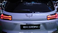 Wuling Eksion versi PHEV diklaim bisa menjangkau jarak hingga 1.000 km (CLTC) lebih dalam kondisi baterai dan tangki bensin penuh. Wuling Eksion PHEV ini memadukan mesin hybrid 1.5 L dengan baterai berkapasitas 20,5 kWh. Wuling Eksion PHEV ini juga sudah didukung sistem pengisian fast charging CCS2. Sementara Wuling Eksion EV mengandalkan baterai berkapasitas 69,2 kWh dan motor listrik 150 kW. Eksion EV ini di atas kertas punya torsi 310 Nm dan bisa menempuh jarak hingga 530 km (CLTC). Foto: Rifkianto Nugroho/detikFoto