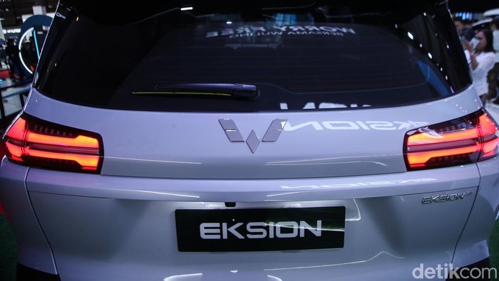Satu lagi produk ramah lingkungan Wuling untuk masyarakat Indonesia. Kali ini berupa SUV keluarga berkapasitas 7-seater bernama Eksion yang dikenalkan perdana di ajang Indonesia International Motor Show (IIMS) 2026. Eksion hadir dalam opsi mesin PHEV dan EV.