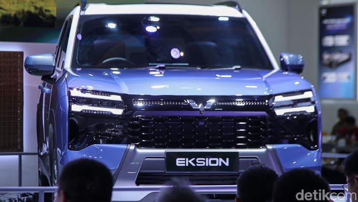 Satu lagi produk ramah lingkungan Wuling untuk masyarakat Indonesia. Kali ini berupa SUV keluarga berkapasitas 7-seater bernama Eksion yang dikenalkan perdana di ajang Indonesia International Motor Show (IIMS) 2026. Eksion hadir dalam opsi mesin PHEV