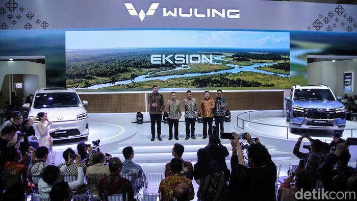 Satu lagi produk ramah lingkungan Wuling untuk masyarakat Indonesia. Kali ini berupa SUV keluarga berkapasitas 7-seater bernama Eksion yang dikenalkan perdana di ajang Indonesia International Motor Show (IIMS) 2026. Eksion hadir dalam opsi mesin PHEV dan EV.