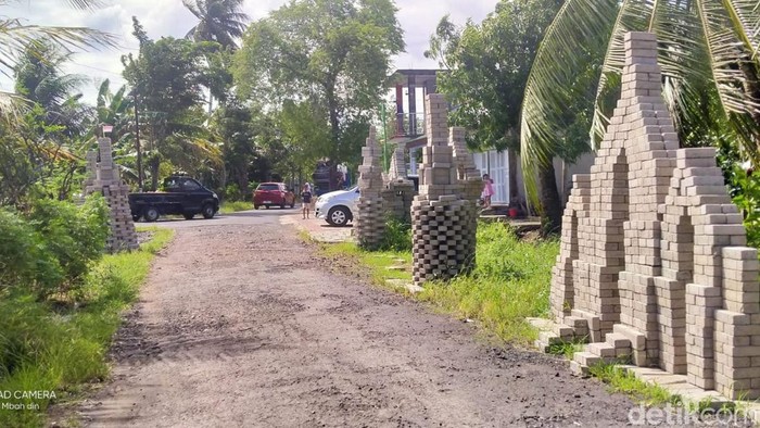 Protes warga Banyuwangi dengan membangun candi akibat jalan tak kunjung diperbaiki
