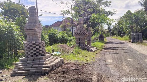 Protes warga Banyuwangi dengan membangun candi akibat jalan tak kunjung diperbaiki