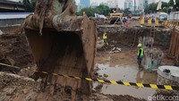 Sejumlah pekerja terlihat mengerjakan pondasi dan pengerasan tanah pada proyek flyover Latumenten yang membentang dari arah Slipi menuju Stasiun Grogol. 