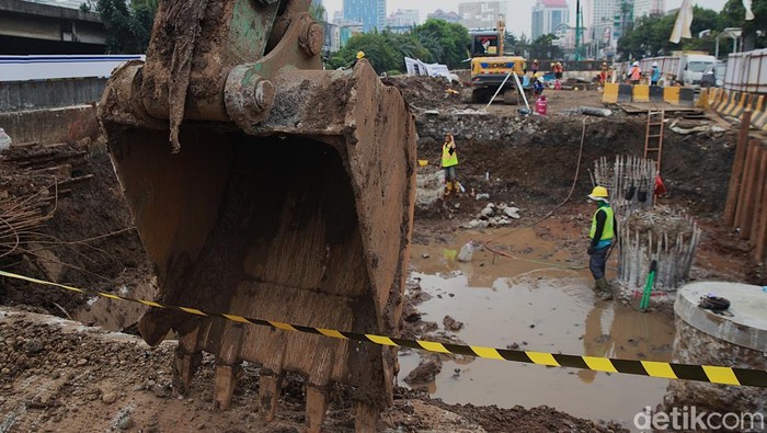 Pekerja menyelesaikan pekerjaan konstruksi flyover di Jalan Latumenten, Jakarta Barat, Jumat (6/2/2026), sebagai upaya mengurai kemacetan di persimpangan rel kereta api.