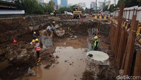 Pembangunan flyover Latumenten diharapkan mampu memperlancar arus kendaraan yang selama ini tersendat akibat perlintasan kereta api. 