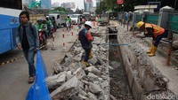 Aktivitas konstruksi flyover Latumenten berlangsung di depan Rumah Sakit Soeharto Heerdjan, salah satu titik krusial pembangunan jalan layang tersebut. 