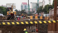 Pekerja melakukan pekerjaan konstruksi flyover di Jalan Latumenten, Jakarta Barat, Jumat (6/2/2026), sebagai upaya mengurai kemacetan di persimpangan rel kereta api.