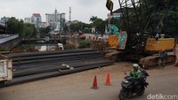 Kemacetan kendaraan mengular hingga sekitar satu kilometer ke arah Mall Ciputra seiring berlangsungnya proyek pembangunan flyover di Jalan Latumenten. 
