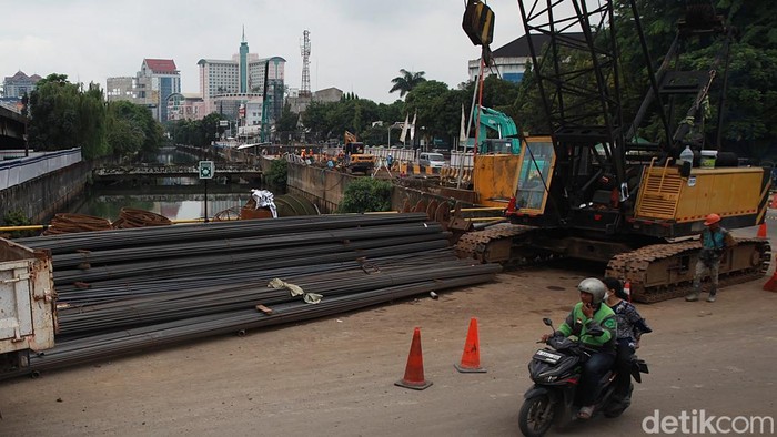 Pekerja menyelesaikan pekerjaan konstruksi flyover di Jalan Latumenten, Jakarta Barat, Jumat (6/2/2026), sebagai upaya mengurai kemacetan di persimpangan rel kereta api.
