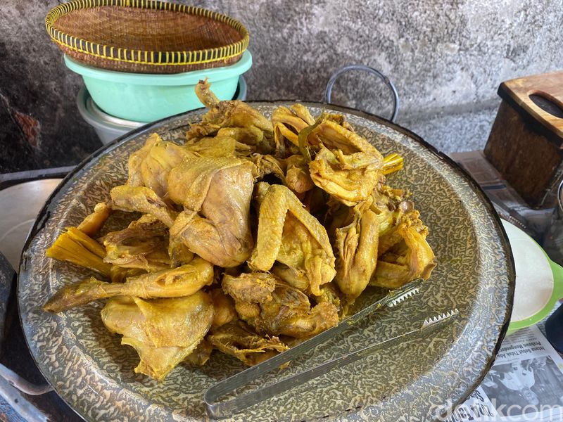 Rahasia Lezat Nasi Uduk Betawi, Ternyata Pakai Jenis Ayam Goreng Ini