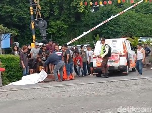 Terserempet KRL, Lansia Penjaga Perlintasan di Bogor Dibawa ke RS