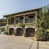 Rumah yang terletak tak jauh dari rumah pribadi Duke dan Duchess of Sussex di Montecito, California, dikabarkan akhirnya menemukan pembeli. Dilansir dari Realtor, rumah tersebut laku US$ 30 juta atau sekitar Rp 470 miliar.  Foto: Dok. Realtor.com