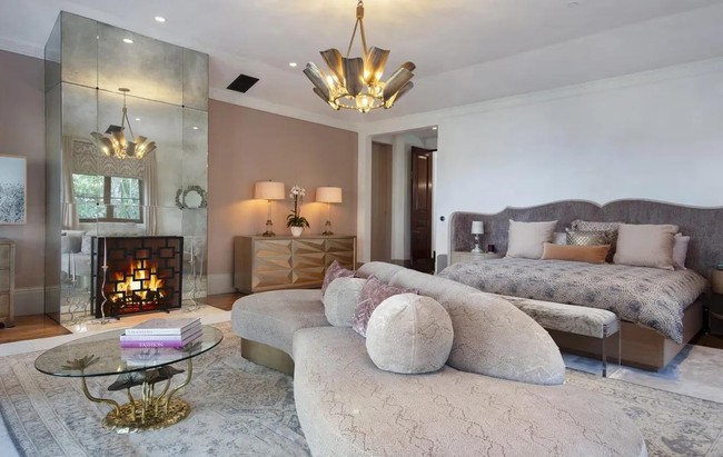 Rumah ini pertama kali dipasarkan pada Agustus 2021 dengan harga US$33,5 juta. Namun pada November di tahun yang sama, listing sempat ditarik sebelum kembali dipasarkan pada Maret 2022—sembilan bulan sebelum serial dokumenter pasangan itu tayang. Foto: Dok. Realtor.com