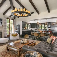 Fitur ramah lingkungan juga menjadi nilai jual, seperti panel surya, generator, sistem irigasi air daur ulang, sumur pribadi, kebun sayur organik, kebun jeruk, kandang ayam, hingga taman tersembunyi. Semuanya sesuai dengan tren hunian mewah berkonsep berkelanjutan. Foto: Dok. Realtor.com