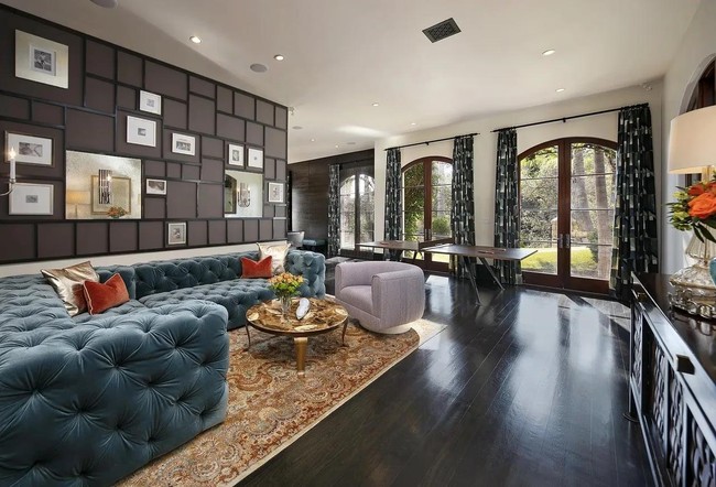 Meski dokumenter tidak menampilkan detail mendalam isi rumah, sorotan besar media sempat membuat perhatian pada properti itu melonjak. Fasilitas mewahnya mencakup gym, bioskop pribadi, bar, ruang permainan, kolam renang, hingga guesthouse. Foto: Dok. Realtor.com