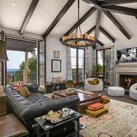 Menariknya, sulitnya penjualan rumah ini terjadi di tengah pasar properti Montecito yang justru sedang berkembang pesat. ukuran rumah di Lilac Drive disebut menjadi kendala utama. “Pembeli sekarang cenderung ingin rumah lebih kecil. Mereka mau bayar sama, tapi tidak butuh luas sebesar itu,” kata Malmsten. Dibanding properti lain di Montecito, rumah ini memang termasuk sangat besar.  Foto: Dok. Realtor.com