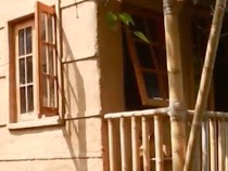 Video: Bikin Rumah dari Tanah dan Bambu, Emang Bisa?