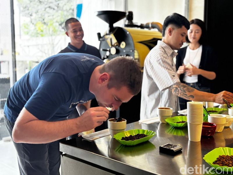 Runner-up MasterChef Australia Callum Hann Naksir Biji Kopi Manggarai dan Karo Runner-up MasterChef Australia Callum Hann Naksir Biji Kopi Manggarai dan Karo.