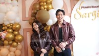 Keduanya semringah, sesekali Sarwendah mendekat ke Gio. Hal-hal itu sontak membuat para penggemar yang hadir ikutan baper. Foto: Channel YouTube Sarwendah