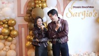 Pada momen itu, Sarwendah dan Gio kompak memakai jaket kulit bernuansa marun. Foto: Channel YouTube Sarwendah