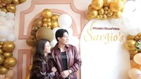 Salah satu host menanyakan kepastian hubungan mereka di hadapan para penggemar yang hadir. Sebenarnya Mamio sama Papio sudah official, ya? dilihat dari channel YouTube Sarwendah, Jumat (6/2/2026). Foto: Channel YouTube Sarwendah