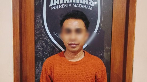 Satreskrim Polresta Mataram menangkap pria berinisial SA lantaran mencuri handphone (HP) dan menguras isi saldo Dana korban. (Foto: Dok Polresta Mataram)