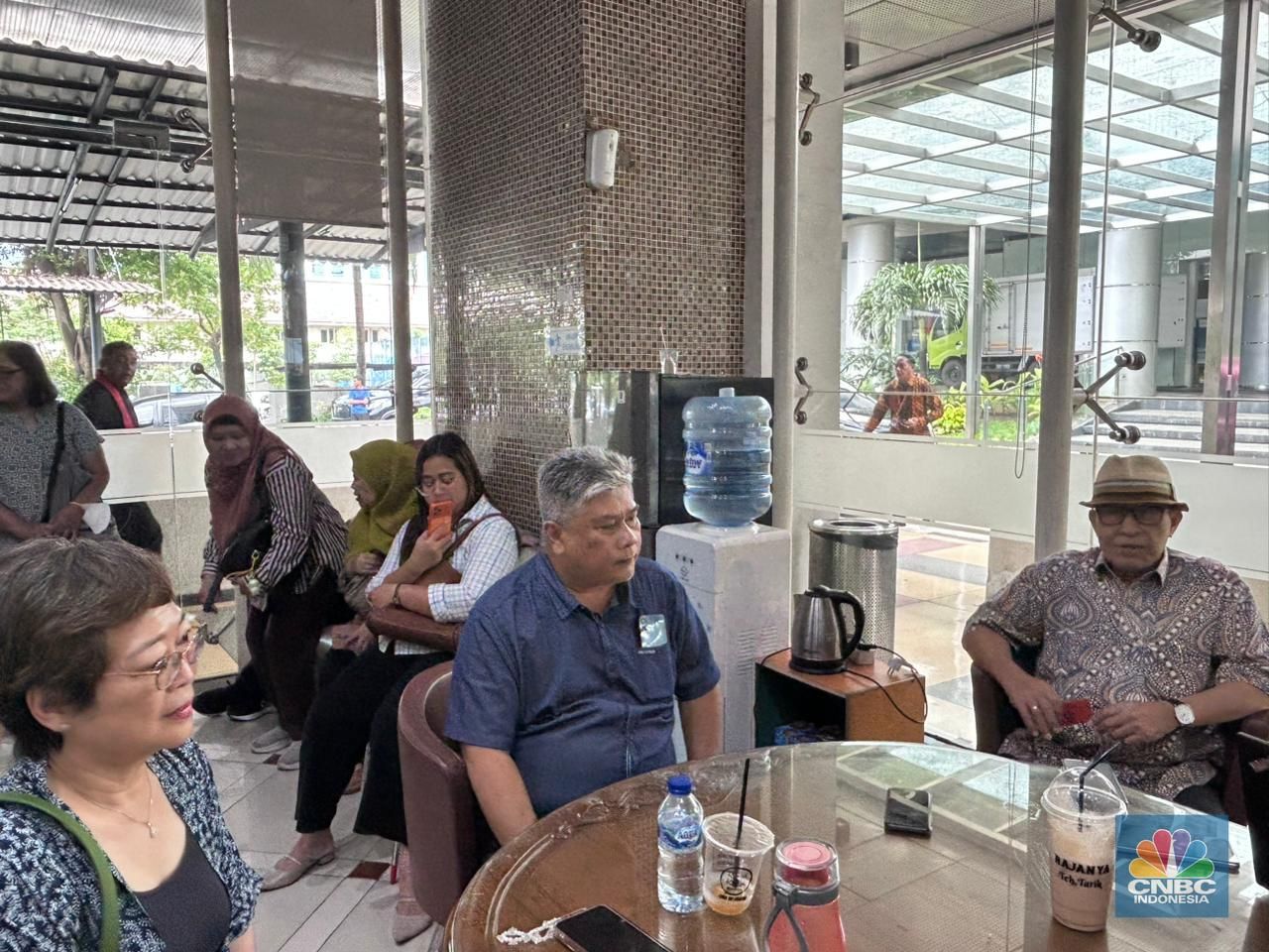 Sejumlah pelaku usaha yang tergabung dalam Asosiasi Pengusaha dan Pengolahan Daging Indonesia (APPDI) dan Asosiasi Pengusaha Protein Hewani Indonesia (APPHI) mendatangi kantor Kementerian Perdagangan (Kemendag), Jakarta, Jumat (6/2/2026). (CNBC Indonesia/Martyasari Rizky)