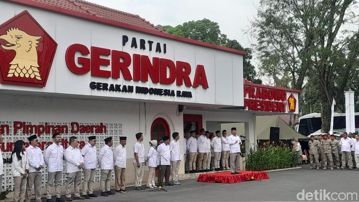 HUT Ke-18, Gerindra Sumut Gelar Upacara hingga Bersih-bersih Sungai